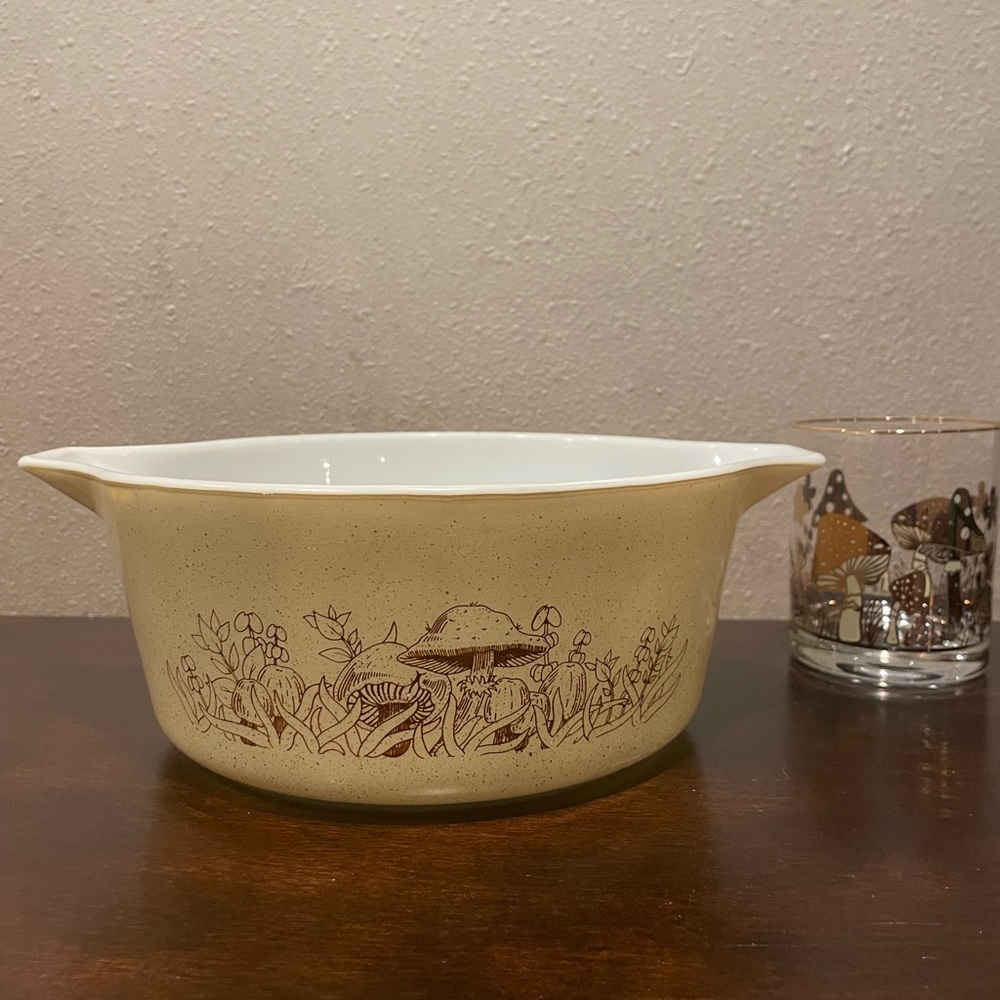 Pyrex forest fancies 2.5 QT casserole dish